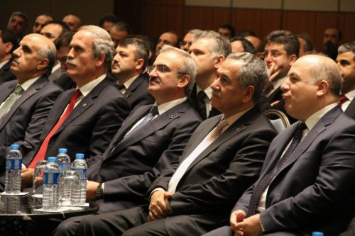 Bülent Arınç: “Türkiye'de Artık Herkes Önünü Görebiliyor”