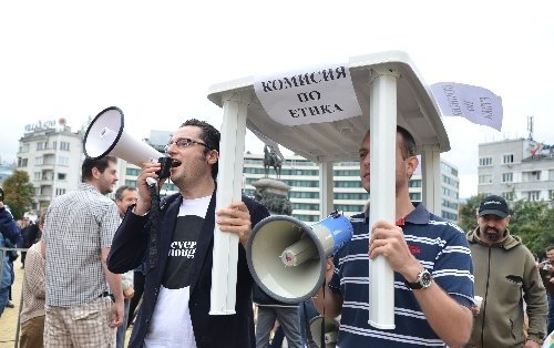 Bulgaristan'da Göstericiler Meclisi Bloke Etti