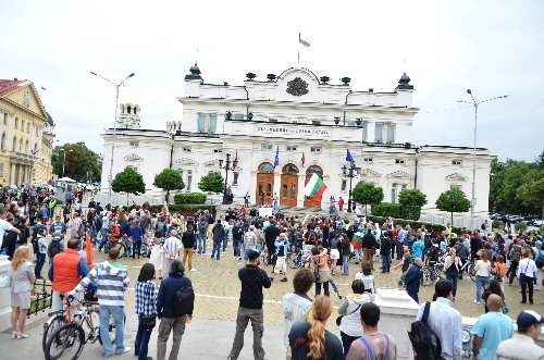 Bulgaristan'da Göstericiler Meclisi Bloke Etti