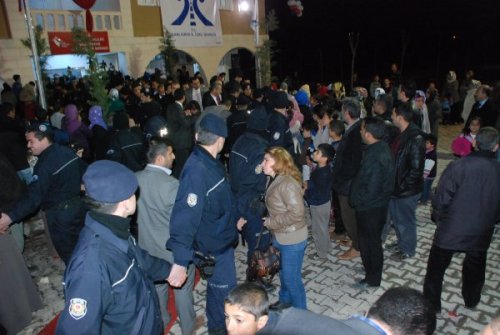 Bürokratlar İzdihamın Ortasında Kaldı