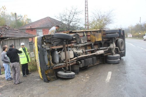 Cam Yüklü Kamyon Devrildi: 2 Yaralı