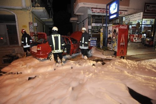 Çanakkale'de Ambulans Otomobile Çarptı