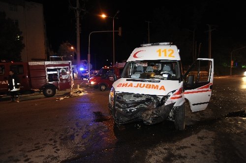 Çanakkale'de Ambulans Otomobile Çarptı