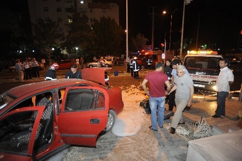 Çanakkale'de Ambulans Otomobile Çarptı