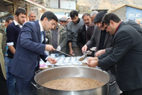 Çemişgezek Kaymakamlığı Halka Aşure Dağıttı