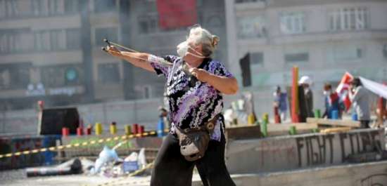 cocugu_yasindaki_polislere_boyle_saldirdi13710264450_h1037680-550.jpg
