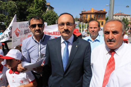 Çocuklar “Çocuk İşçiliğine Hayır