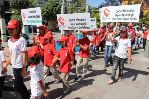 Çocuklar “Çocuk İşçiliğine Hayır