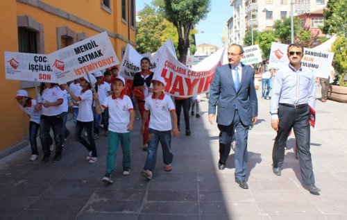 Çocuklar “Çocuk İşçiliğine Hayır