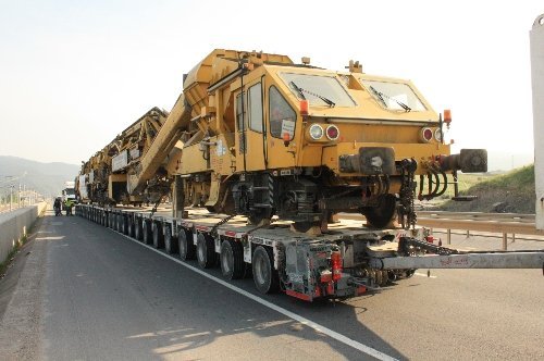 Demir Yolu Makinesi Kara Yoluyla Böyle Taşındı