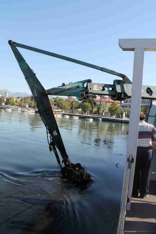 Deniz Çekilince Balçık Ortaya Çıktı