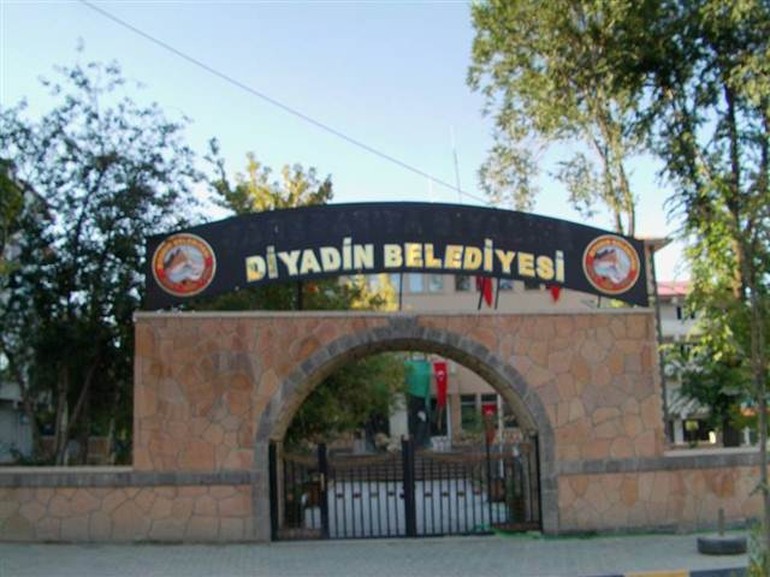 diyadin-tabelasi-kurtce-2.jpg diyadin-tabelasi-kurtce-2.jpg