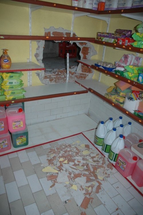 Duvarı Delip Marketi Soydular