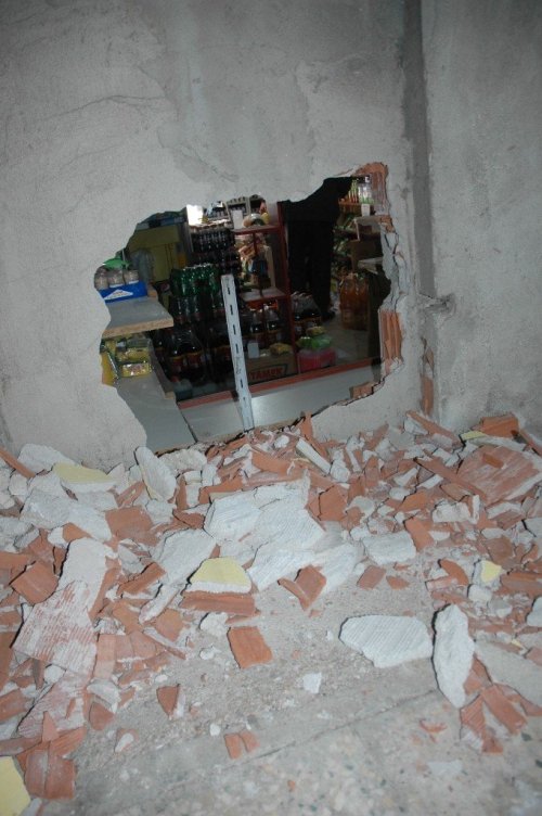 Duvarı Delip Marketi Soydular