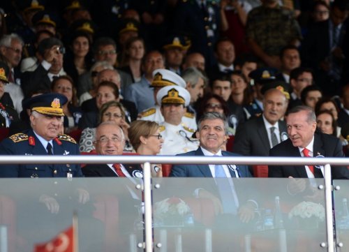 En Neşeli Askeri Tören