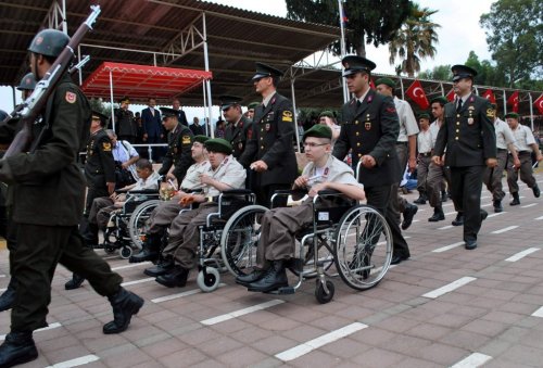 Engelli Asker Tabura Üçlü Çektirdi
