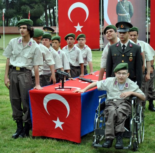Engelli Asker Tabura Üçlü Çektirdi