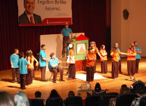 Engelsiz İzmir Tiyatro Topluluğu “Perde” Dedi
