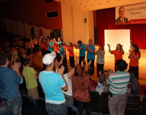 Engelsiz İzmir Tiyatro Topluluğu “Perde” Dedi