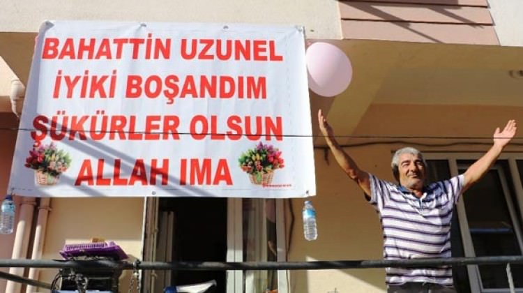 esinden_ayrilan_kocanin_pankartli_sevinci_1508747198_7501.jpg