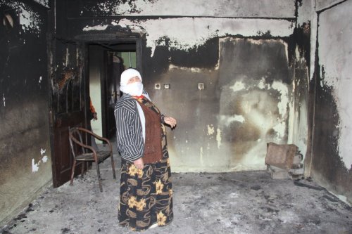 Evi Yanan Yaşlı Kadın Yardım Bekliyor