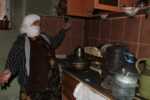 Evi Yanan Yaşlı Kadın Yardım Bekliyor