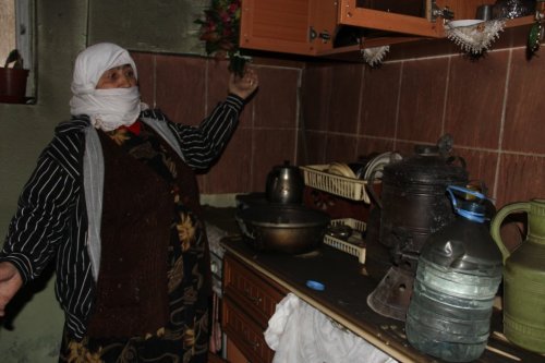 Evi Yanan Yaşlı Kadın Yardım Bekliyor