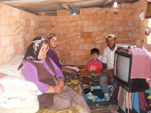 Evleri Yanan Aile Yardım Bekliyor