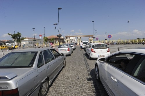 Feribot İskelesinde Trafik Keşmekeşi
