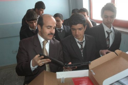 Hakkari’de Tablet Bilgisayar Dağıtıldı