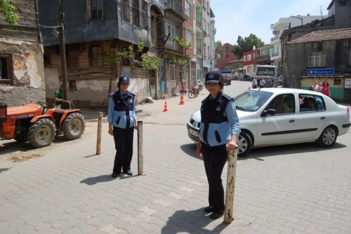 Halk Pazarı Bayan Zabıtalardan Soruluyor