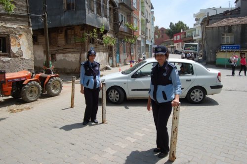Halk Pazarı Bayan Zabıtalardan Soruluyor