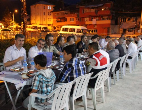 Hasankadı’da Geleneksel Halk İftarı Düzenlendi
