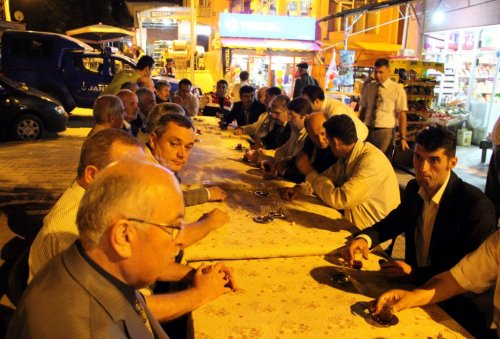Hasankadı’da Geleneksel Halk İftarı Düzenlendi