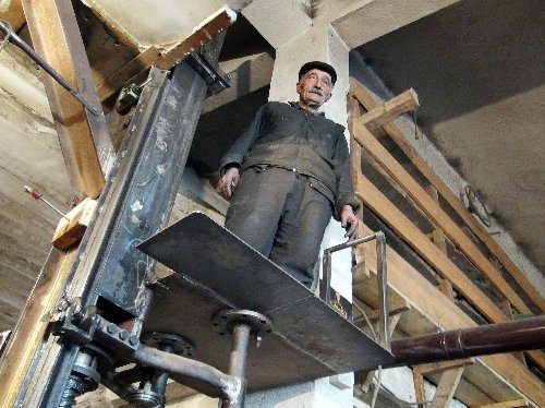 Hurdalardan Kendine Asansör Yaptı