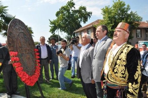 Hüseyin Pehlivan Anıtına Çelenk Konuldu