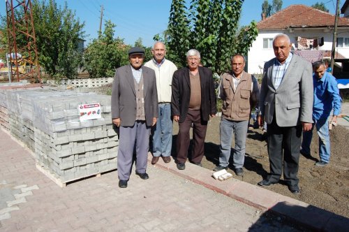 İmece Usulü Parke Taşı Döşüyor