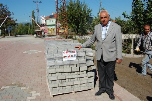 İmece Usulü Parke Taşı Döşüyor