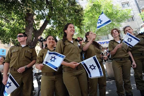 israil_kadin_askerleriyle_katliamlari_gizliyor_1406351177_8984.jpg israil_kadin_askerleriyle_katliamlari_gizliyor_1406351177_8984.jpg