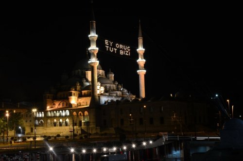 İstanbul'daki Mahyalar Yanmaya Başladı