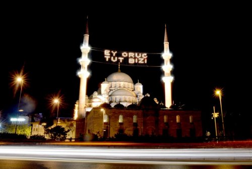 İstanbul'daki Mahyalar Yanmaya Başladı