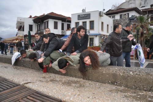 İtalyan Askerlerinin Başına Çuval Geçirme Girişimi