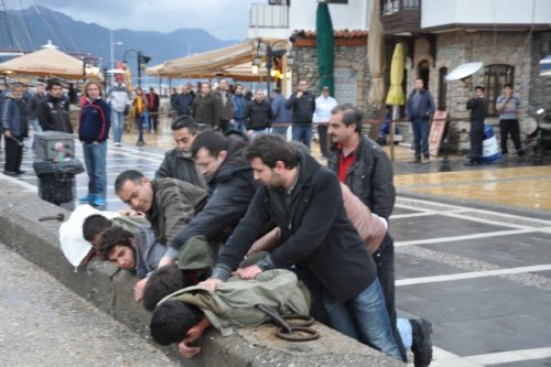 İtalyan Askerlerinin Başına Çuval Geçirme Girişimi