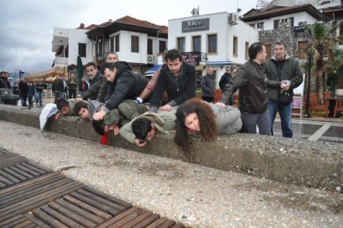 İtalyan Askerlerinin Başına Çuval Geçirme Girişimi
