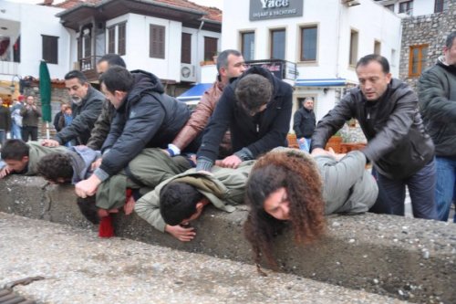 İtalyan Askerlerinin Başına Çuval Geçirme Girişimi