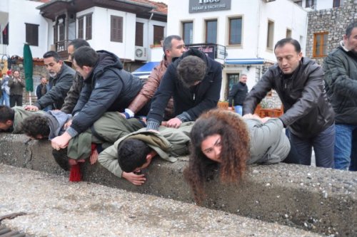 İtalyan Askerlerinin Başına Çuval Geçirme Girişimi