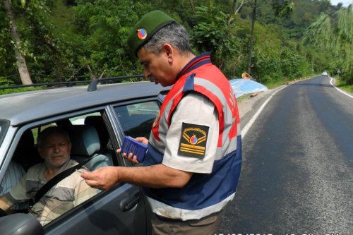 Jandarmadan Sürücü Ve Yolculara Hediye