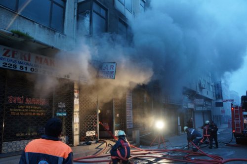 Kağıthane’de yangın: Mahsur kalan 7 kişi kurtarıldı