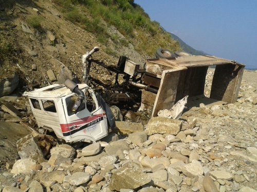 Kamyon Uçuruma Yuvarlandı: 1 Ölü