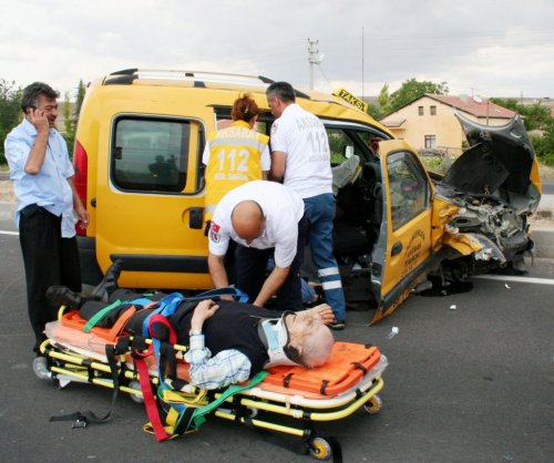 Kamyonet Park Halindeki Otomobile Çarptı